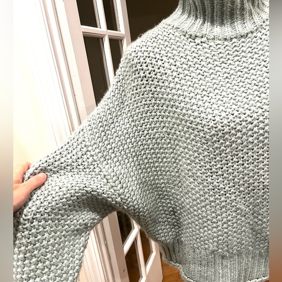 H&M Wool Blend Dropped Shoulder Sweater Light Green EUC Size Medium - Picture 3 of 8